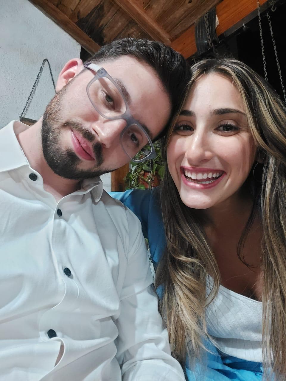 Juli y Luchi sonriendo en una selfie