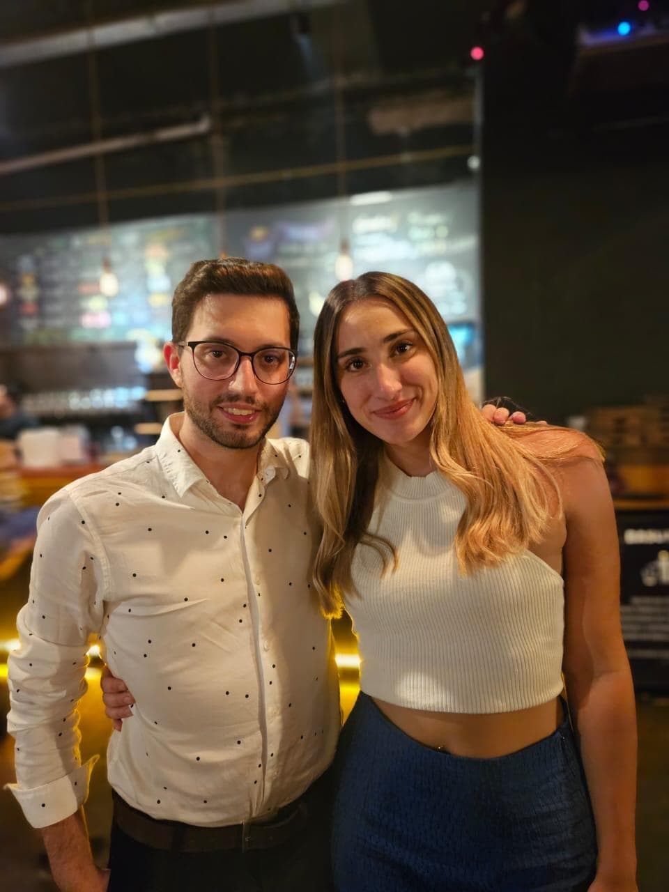 Juli y Luchi abrazados en un bar