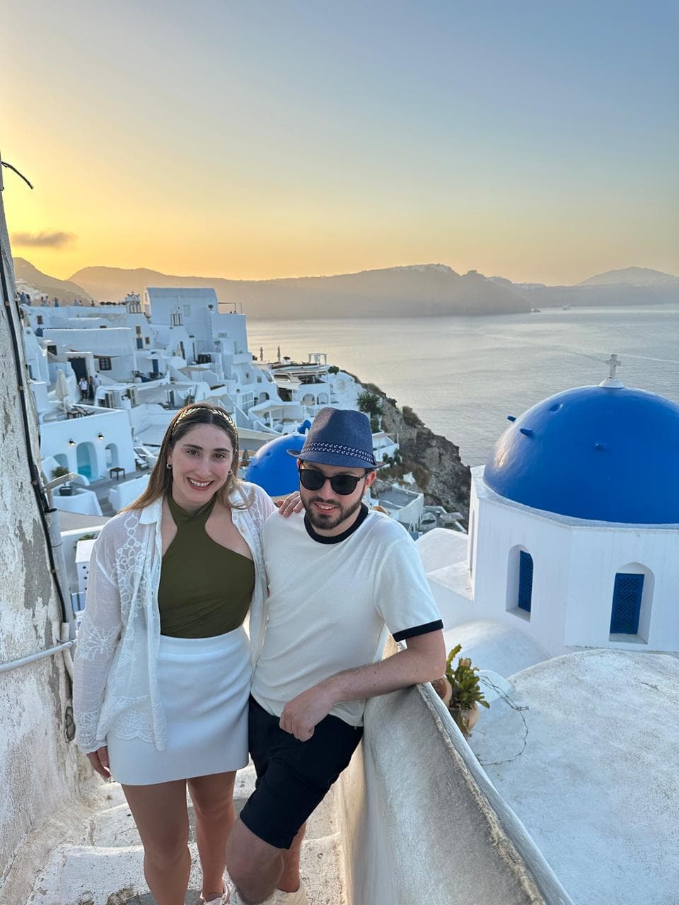 Juli y Luchi en Santorini al atardecer