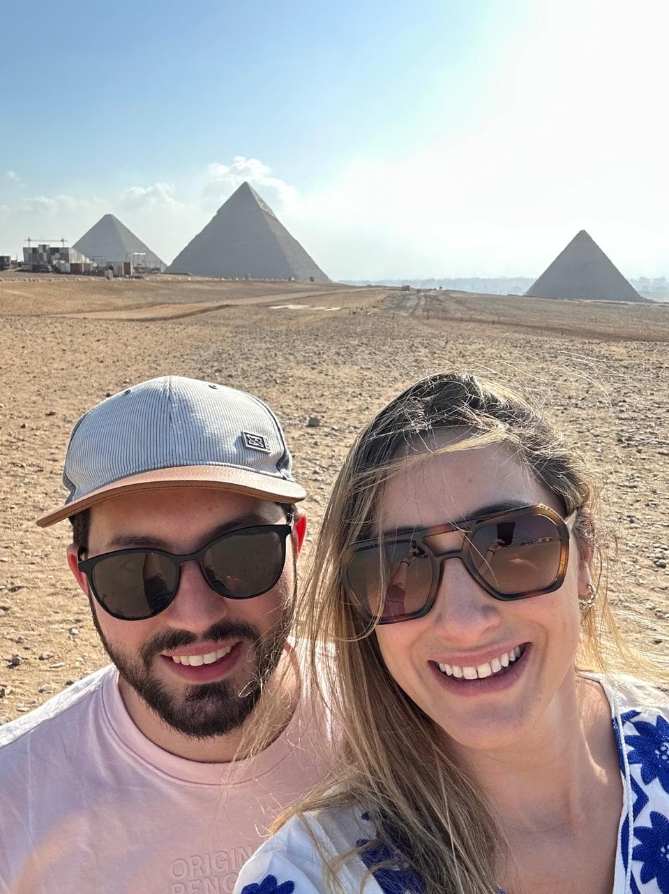 Juli y Luchi en una selfie frente a las pirámides de Egipto